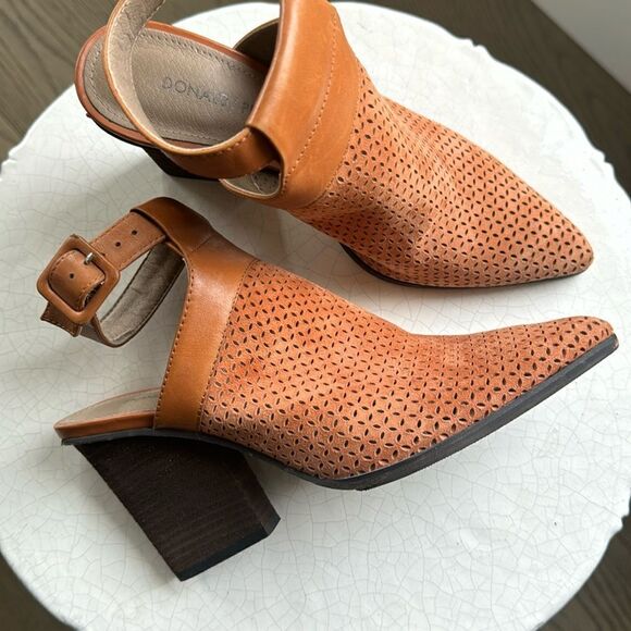 Donald J Pliner Varen Women’s 6M Leather Perforated Slingback Pointed Toe Bootie - Picture 5 of 12